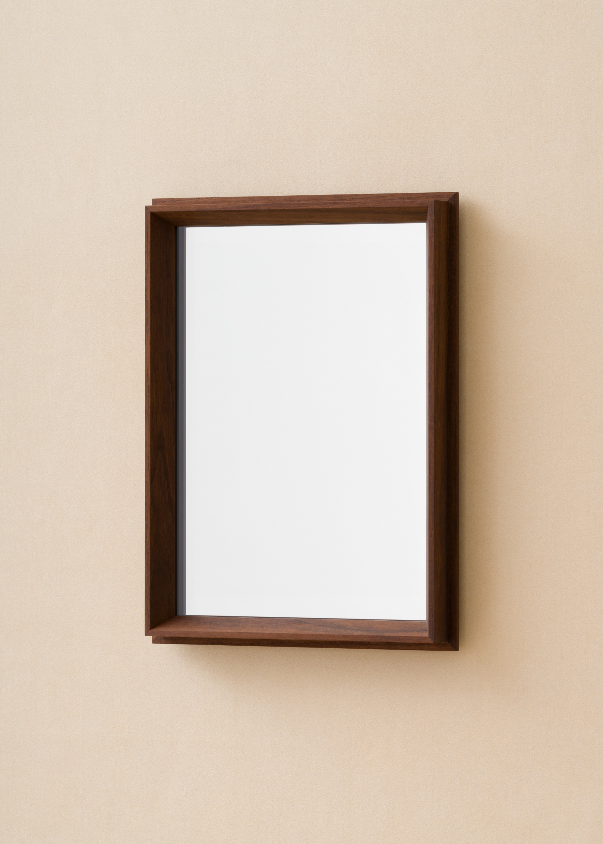 MO1 in Walnut