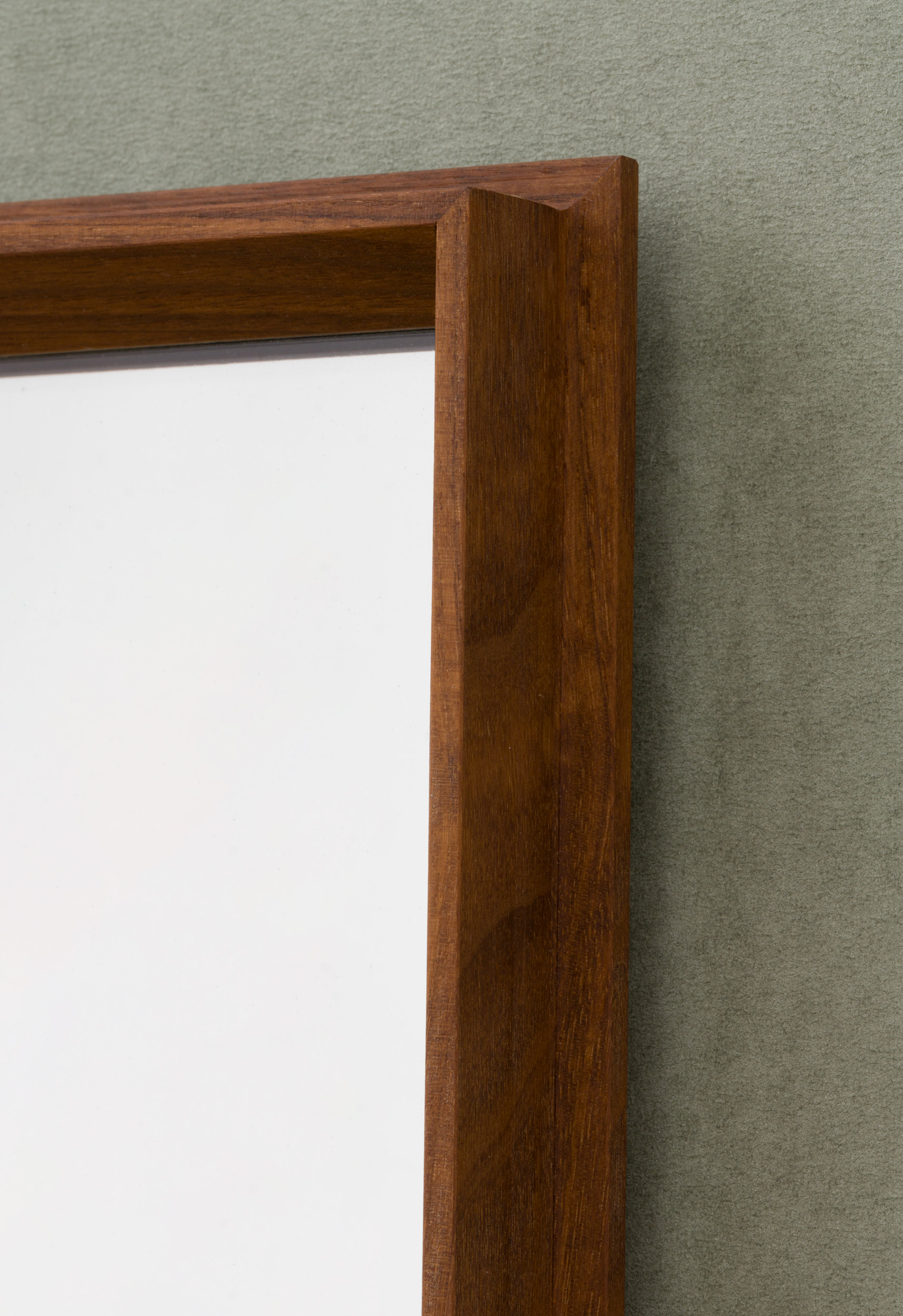 MO1 in Walnut